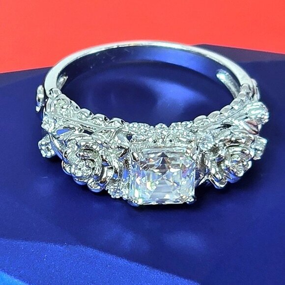 925 Sterling Silver Ring Sz 7 with D Colour Moissanite Gemstone - Picture 6 of 12